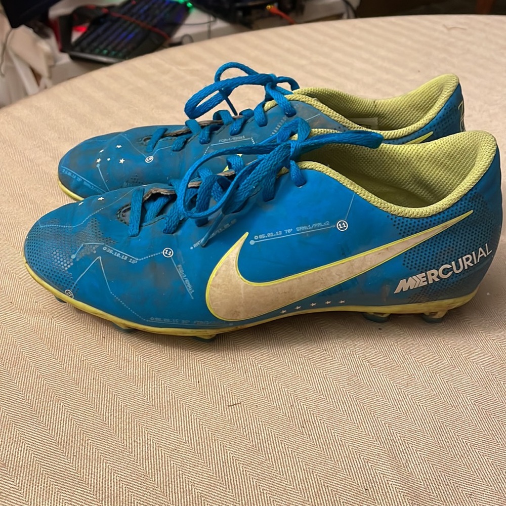 Nike 6Y soccer cleats Neymar